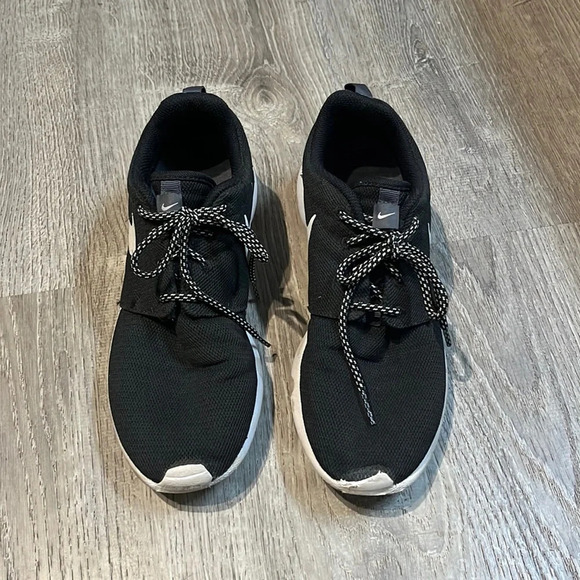 Nike Women’s Roshe One Black Sneakers - Picture 1 of 6